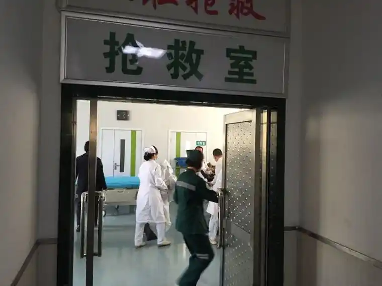 两名矿工已进入医院抢救室,接受治疗.
