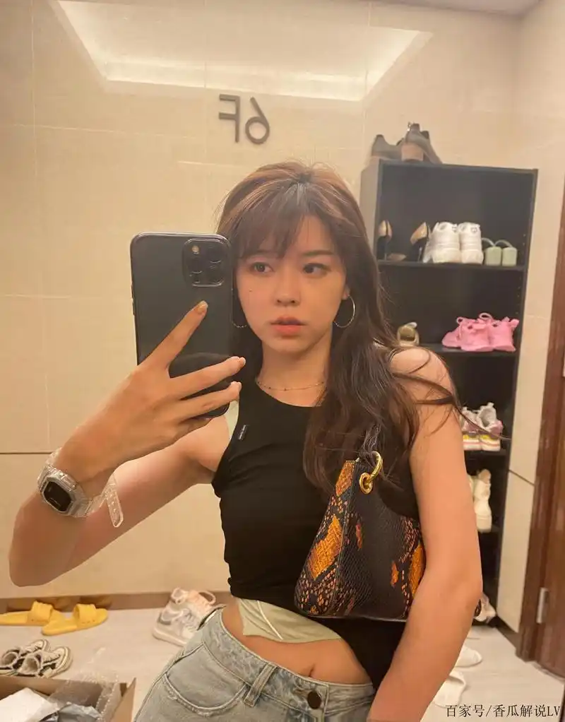 沫子因为身材太好,视频审核不通过,晒出照片后,粉丝:就这?