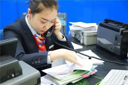 大图揭秘神木90后美女银行柜员的一天结账盘点票据勾兑流水