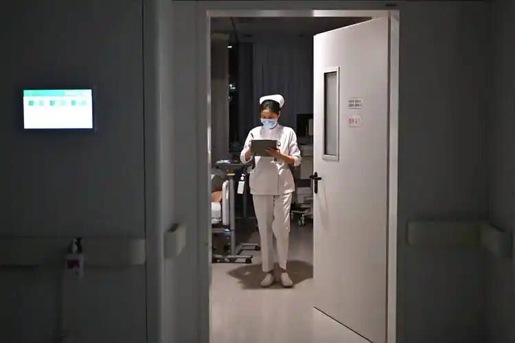 5月11日2时许,北京协和医院神经外科病房护士韩建华巡视病房并做记录.