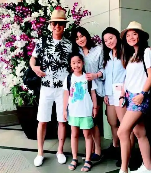 女儿至今单身,钟镇涛小19岁妻子拯救全家|范姜|章小蕙|章子怡_网易