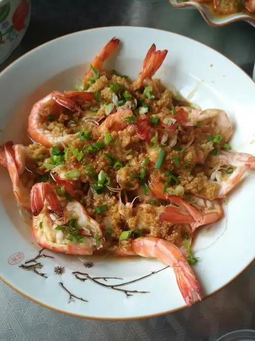 美味的蒜蓉基围虾就做好了,爸爸,妈妈辛苦了!快尝尝我为你们做的菜吧!