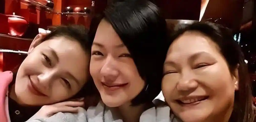 一介女流,没有学历,没有背景,想要在社会上立足并抚养3个女儿,谈何