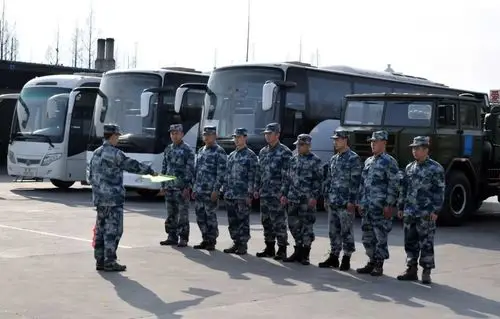 战场上,每名汽车兵都应掌握旗语运用.