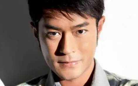 巨有钱的鼻相之一:高而瘦长的伏犀鼻