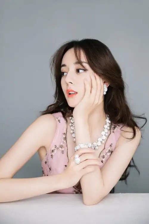 性感美女明星迪丽热巴妩媚优雅个性写真_人物美女图片_乐美图网