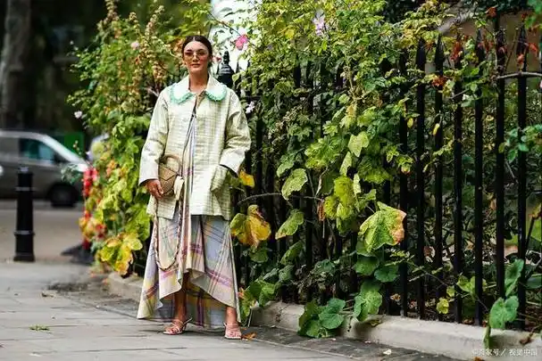 浅绿色羽绒服搭配什么下装