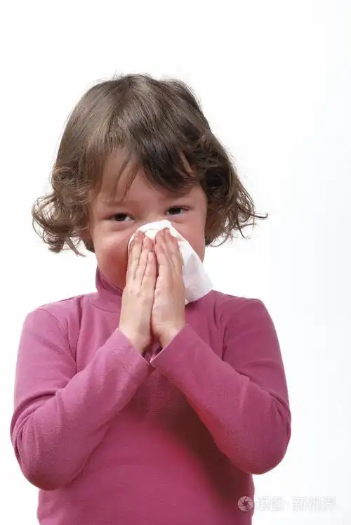 女孩打喷嚏