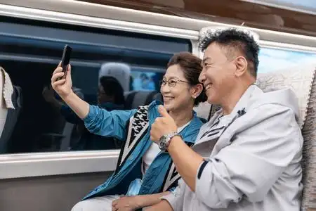 快乐的老年夫妇坐地铁用手机自拍照片