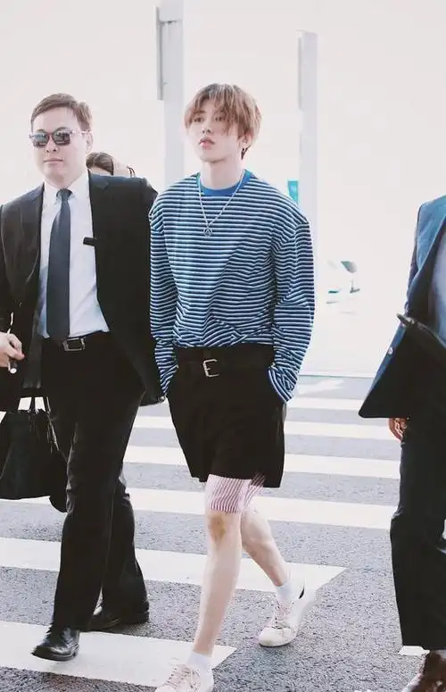 蔡徐坤现身机场,瘪嘴卖萌超可爱,网友:直起你的腰