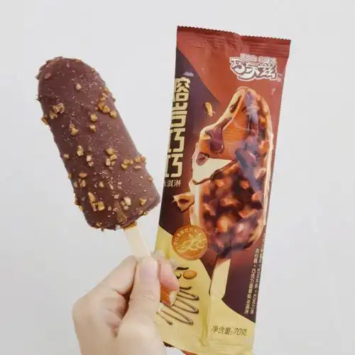 食雪糕伊利巧乐兹熔岩巧巧