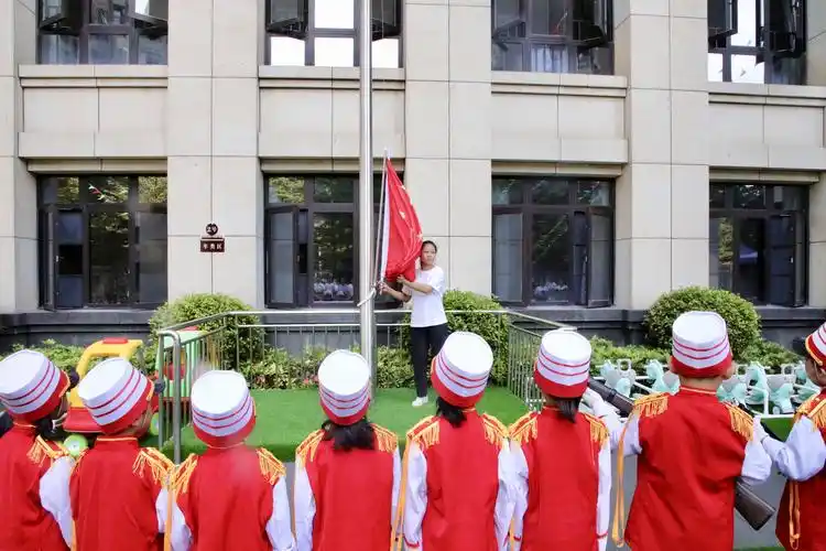 全体师生行注目礼   当庄严肃穆的《义勇军进行曲》旋律声响起,升旗