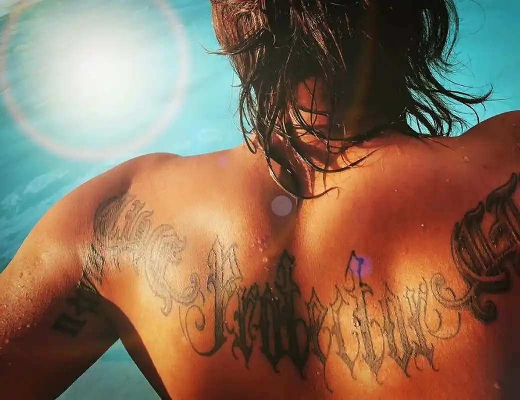 罗志祥晒纹身照#  被网友封为"时间管理大师 "的罗志祥又出来"活"