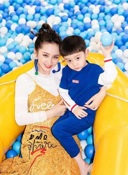 邓莎大麟子拍亲子写真炫酷有型,母慈子孝超有爱《妈妈是超人》的四组