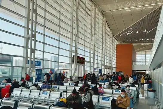 "广州白云国际机场"在广州市的北部,而高铁站"广州南站"则在广州