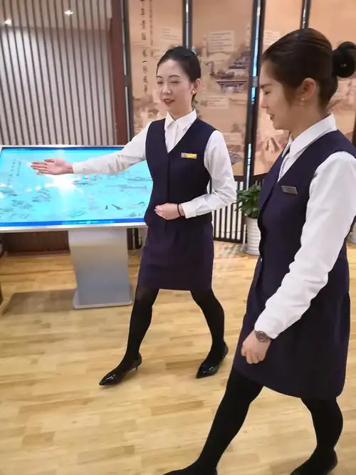 1:妆容 2:鞠躬礼节 3:微笑服务 4:接待客户礼貌用语以及指引手势 责任