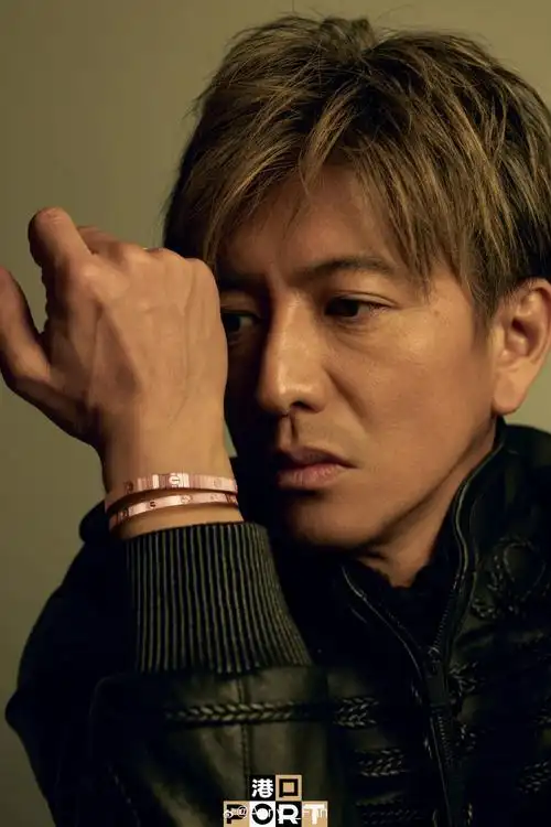 木村拓哉登上《port港口》十一月刊封面,这次他戴着卡地亚 love