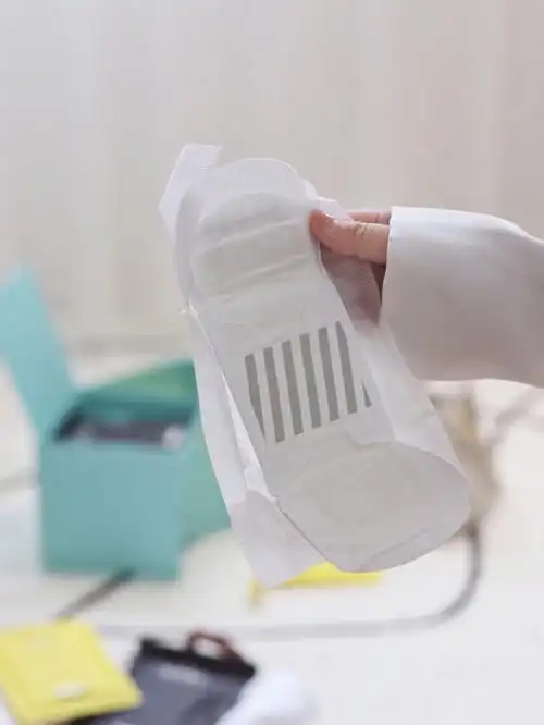 卫生巾 9494表层采用的是天然桑蚕丝面料 透气不闷热垫着一天下来