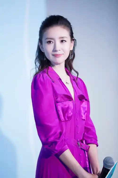 董洁出席活动时尚衬衫裙,穿出时尚感十足的腰带也值得关注