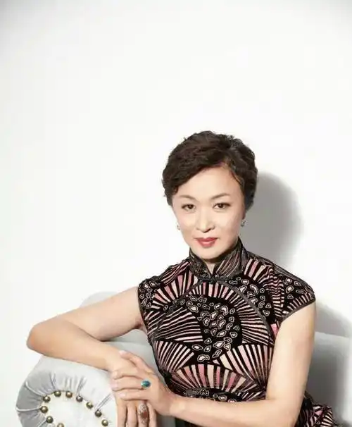 金星近照身材暴瘦满脸油光,素颜的她老态尽显变化颇大几乎认不出_网友