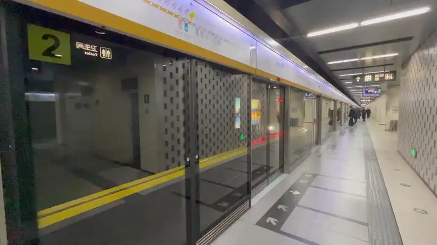 【北京地铁】北京地铁6号线列车进站(素材)