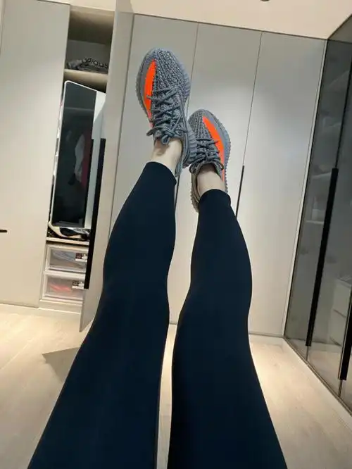 就看冬天下半身扛的扛不住了#yeezy350  #椰子350满天星卫衣:ader