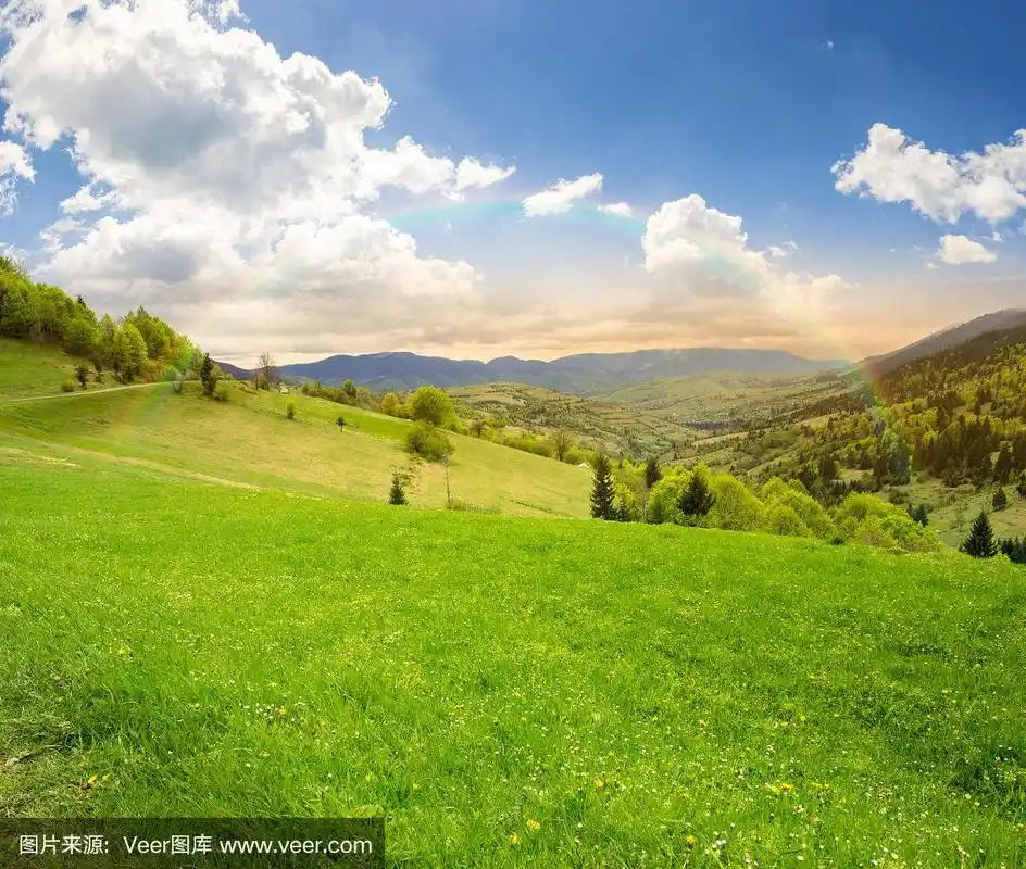 日出时山坡草地上的村庄