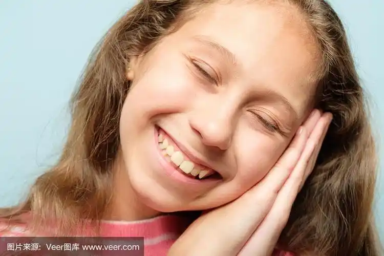 女孩假装睡觉的手微笑的面部表情