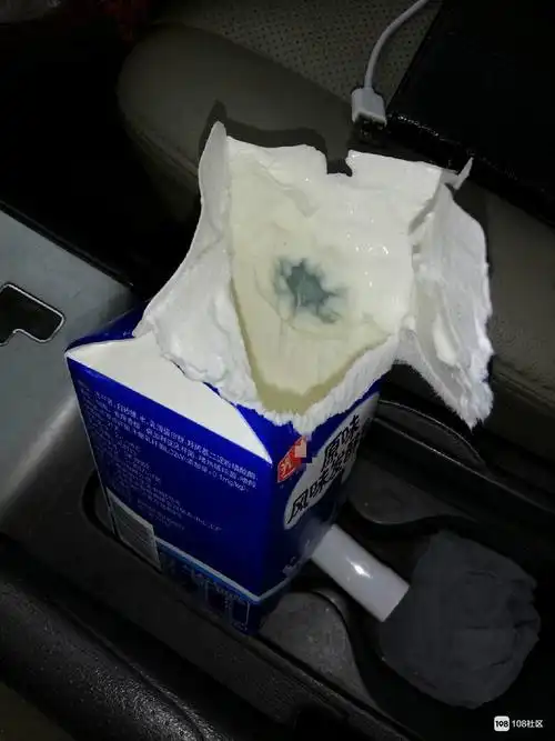 光*牛奶大品牌,还在保质期内,里面发霉