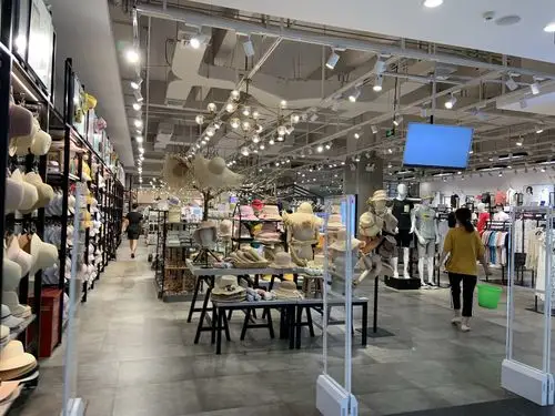 以前以为三福就是一家卖衣服的,后来到万达的三福百货溜了一圈发现