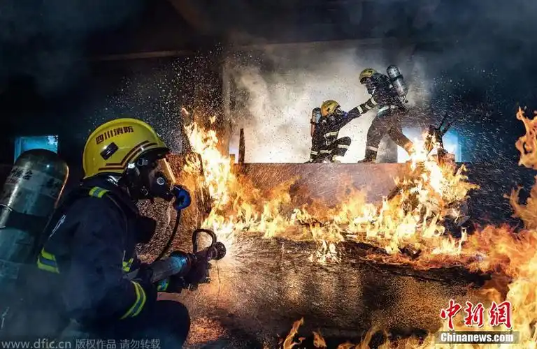 四川消防员拍视觉大片展现"烈火雄心"