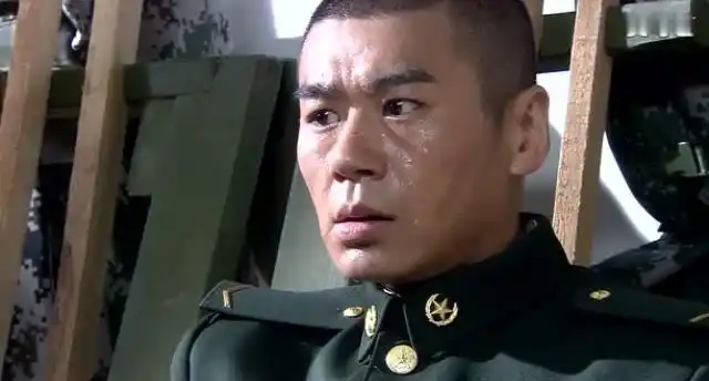 何晨光一个弹孔两发子弹,牛啊