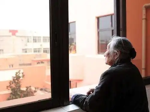 精神上的孤独最可怕!独居老人去世无人知,身患痴呆数年儿女冷漠