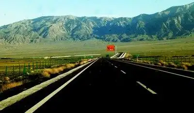 看着图,让我想起了美国51号公路,真的是可以媲美的.