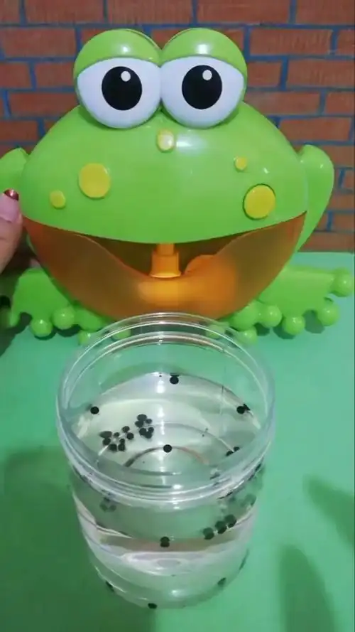 青蛙妈妈在生宝宝喽