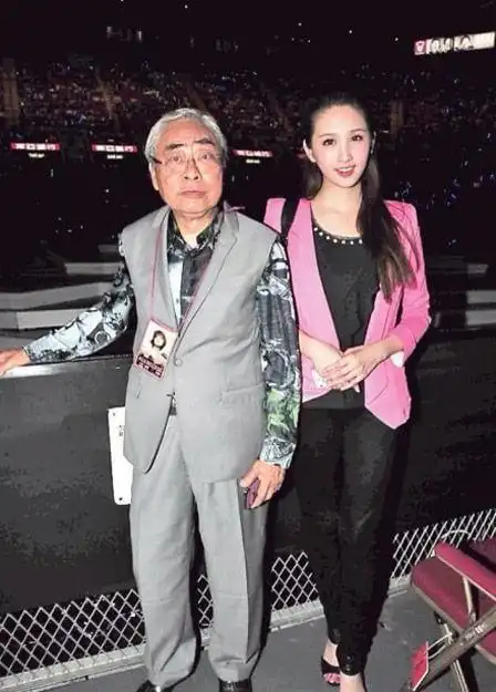 79岁林建名与28岁女友爷孙恋近照何傲儿私密照曝光