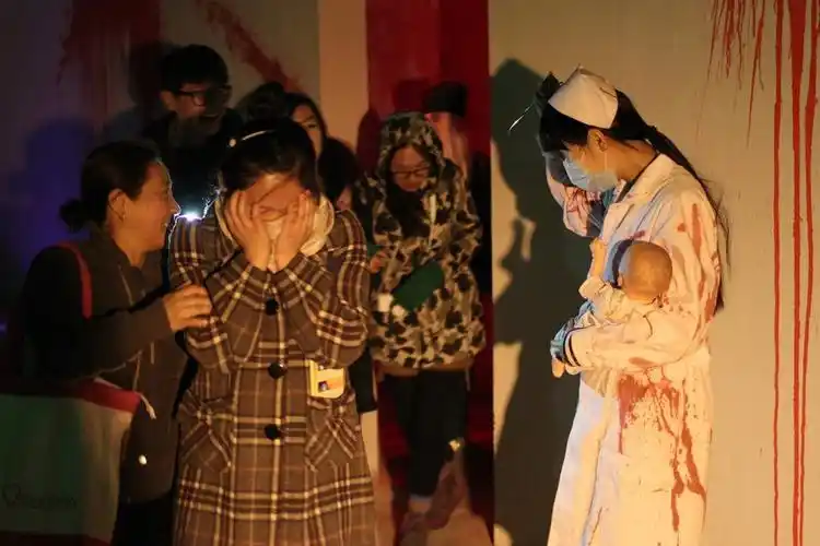 记录鬼屋女护士的一天 工作内容每天吓人(图)