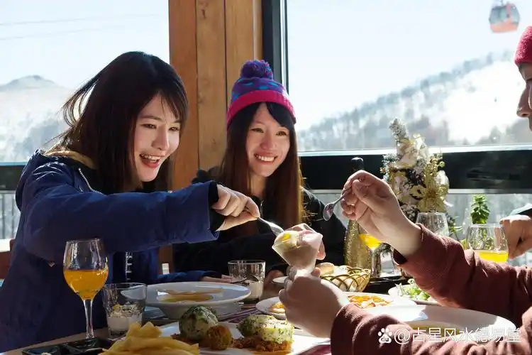 暖炉旁的家庭时光:温情与笑声交织的篇章 随着寒风呼啸,家庭聚会成为