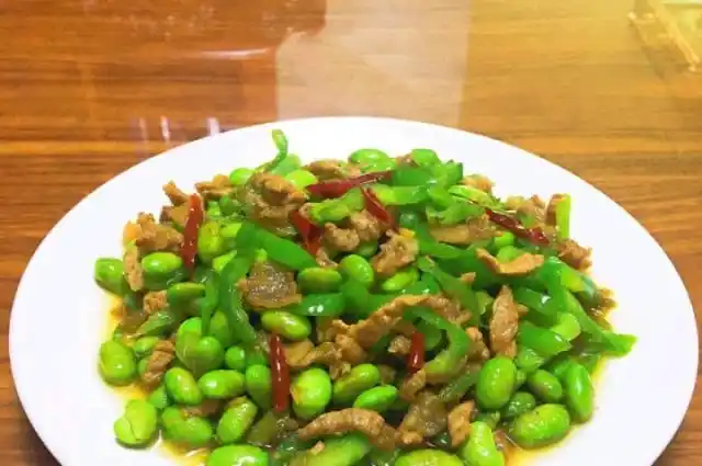 青椒毛豆炒肉丝,做法简单,营养又美味.