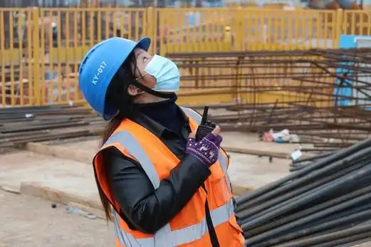 信号工指挥塔吊安装 拍摄:陈善武