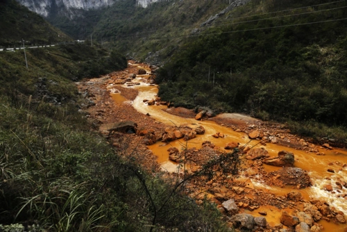 贵州省凯里市采矿废水污染河流