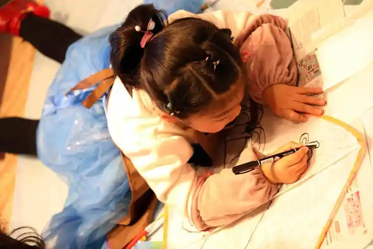 5岁女儿画画得奖,孩子妈发圈炫耀,心理学家:孩子可能正在遭受侵害