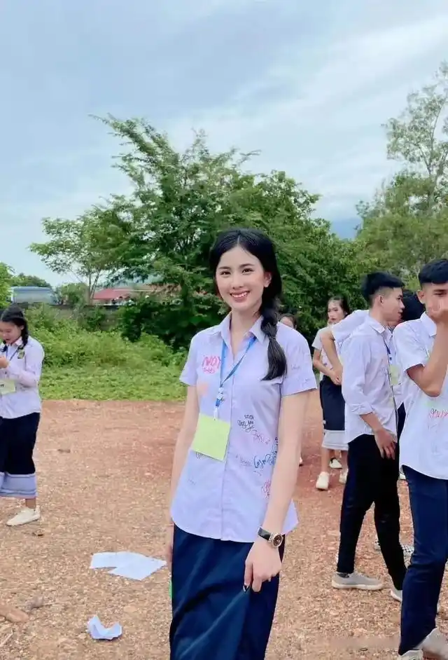 今天是老挝校服美女合集!清纯风,御姐风,美艳风,学院风