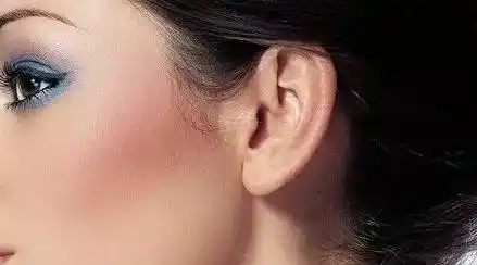 耳朵偏小,僵硬,肉少骨多,耳垂薄,代表这人的体质属于先天不足; 耳朵