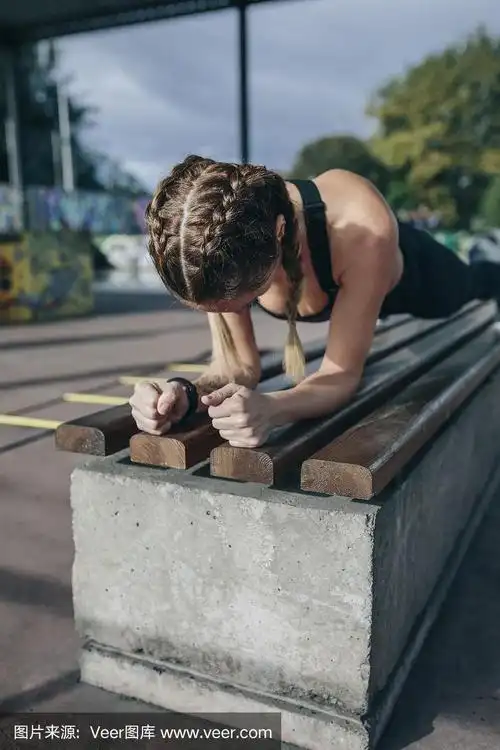 女运动员在长凳上做平板支撑