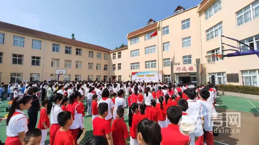 红领巾心向党 青岛文登路小学举办"红领巾爱祖国"活动