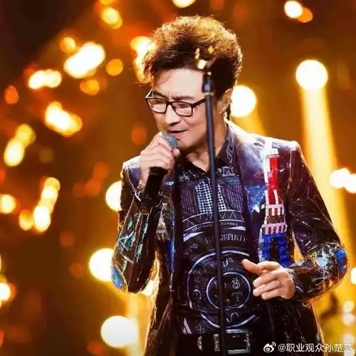 汪峰谈恋爱后都改变形象了,理了寸头,学了穿搭,拍上ootd了都!