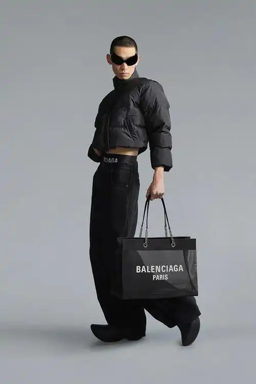 balenciaga上述系列商品现已陆续上架品牌官网和实体门店贩售.