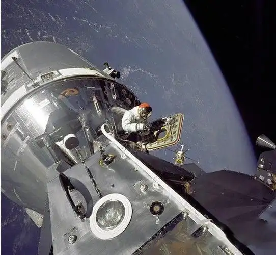 阿波罗11号的指令舱质量就有30吨,登月舱质量为16吨,也只有土星五号