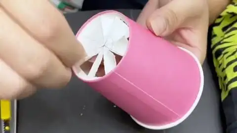 用纸杯做了两个走马灯,失败了五次,最终还是转起来了